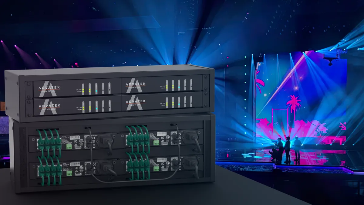 Advatek PixLite T8-S Mk3 Pixel Controller, daneben eine Bühne mit Lichtshow